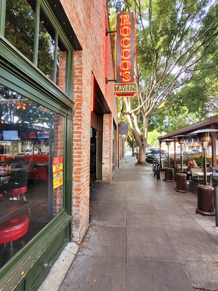 Roccos Tavern Pasadena | Sports Bar 44 W Green St | Wings & Pizza